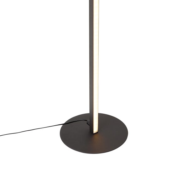 Moderne minimalistische Stehleuchte mit rundem Standfuß und vertikaler, integrierter LED-Lichtleiste.