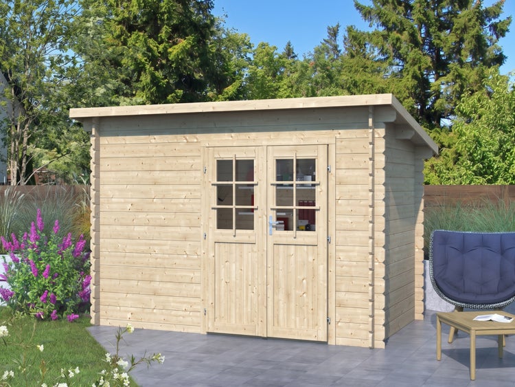 Gartenhaus aus Holz mit Pultdach und Doppeltür mit Fenstern in einem Garten auf einer Terrasse.