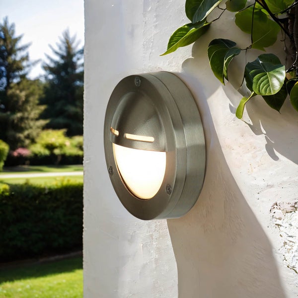 Runde Außenwandleuchte an einer Wand montiert