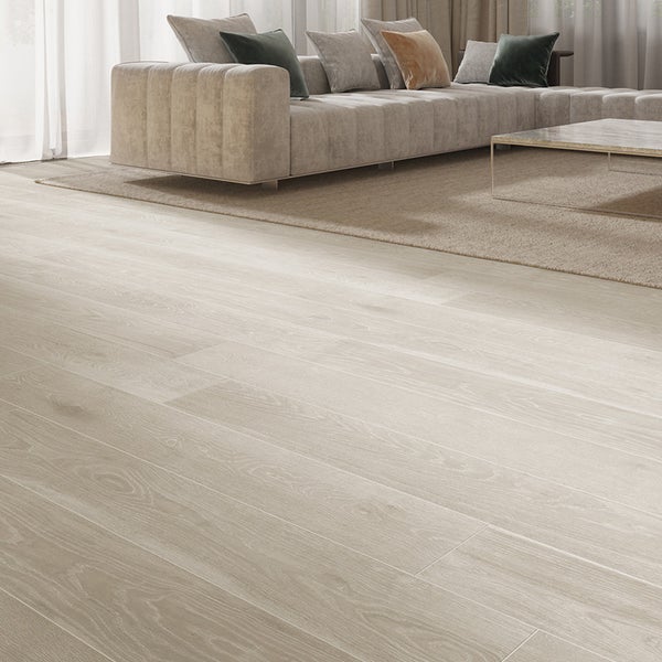 Heller Holzoptik Bodenbelag in einem modern eingerichteten Wohnzimmer mit Sofa und Couchtisch.