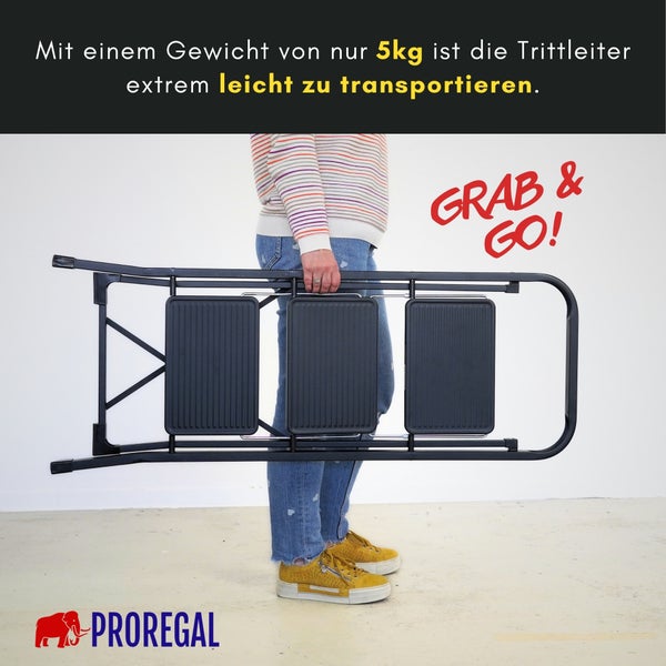 Eine Person trägt eine zusammengeklappte schwarze Trittleiter mit drei Stufen. Gewicht fünf Kilogramm. Proregal Logo.
