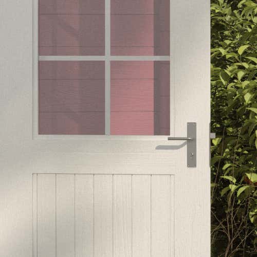 Detailansicht einer Tür mit Fenster und Türgriff