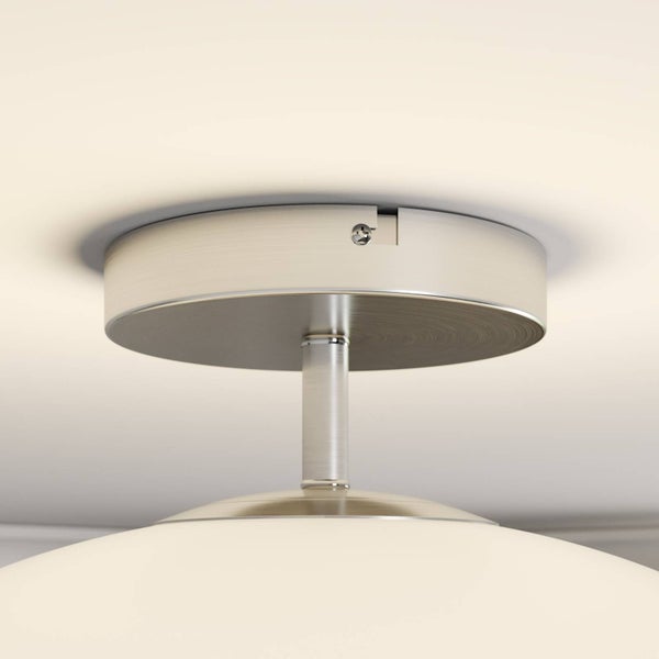 Deckenleuchte mit Baldachin aus gebürstetem Metall und weißem Lampenschirm.