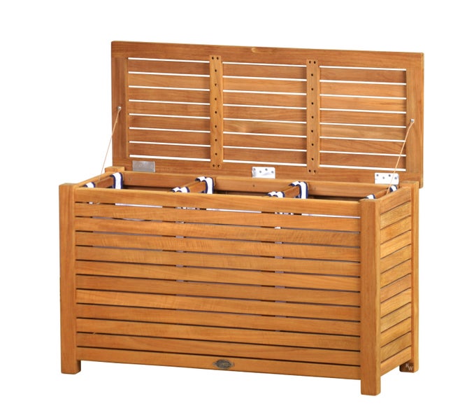Geöffnete Gartenbox aus Holz mit Lattenmuster zur Aufbewahrung von Gartenutensilien