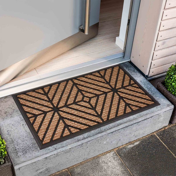 Fußmatte mit geometrischem Muster vor einer Haustür
