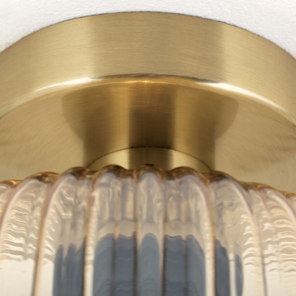 Deckenleuchte mit geripptem Glasschirm und einem Durchmesser von 200 mm sowie einer Höhe von 240 mm.