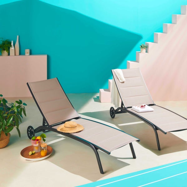 Sonnenliege mit verstellbarer Rückenlehne, Gestell in Anthrazit, Textilbespannung in Beige und zwei Rädern.