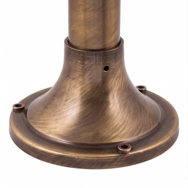 Runder Lampensockel aus Metall in Altmessing-Optik mit vorgebohrten Löchern zur Befestigung.