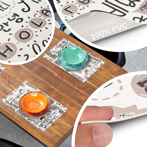 Tischset aus 100 Prozent PVC, 2 Millimeter dick, mit Typografie-Muster internationaler Begrüßungen auf einem Holztisch.