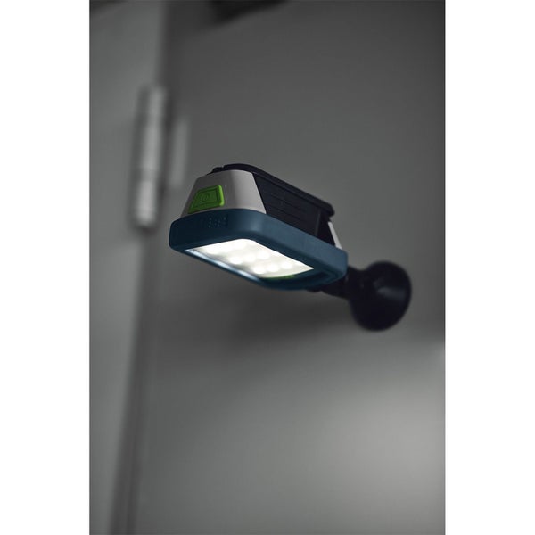 Eingeschaltete LED-Arbeitsleuchte mit Magnetfuß, befestigt an einer Metalloberfläche.