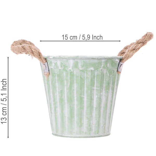 Grüner geriffelter Zinktopf mit Seilgriffen, Durchmesser 15 Zentimeter, Höhe 13 Zentimeter.
