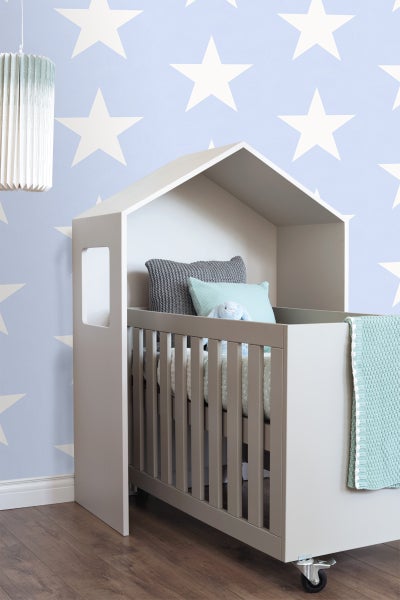 Hausförmiges Kinderbett mit Rädern, Kissen und Decke