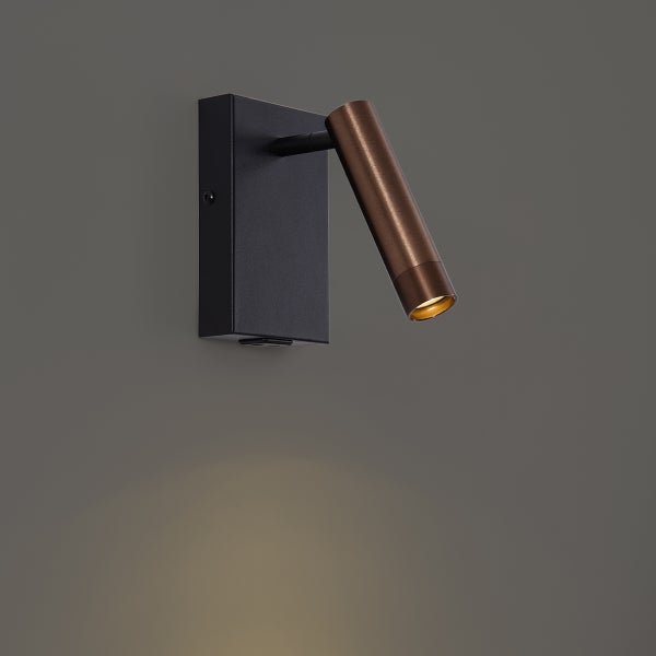 Moderne Wandleuchte mit rechteckiger Basis in Schwarz und einem zylindrischen Spot in Bronze.