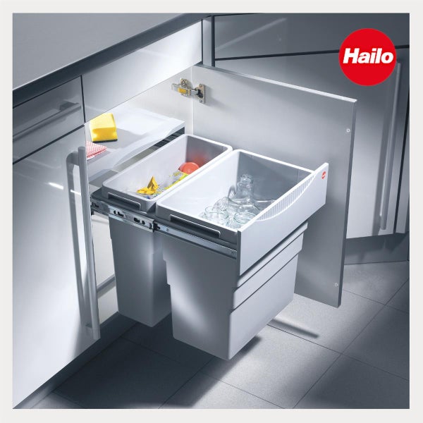 Hailo Abfalltrennsystem mit zwei Mülleimern in einem Küchenunterschrank zum Ausziehen. Hailo Logo.