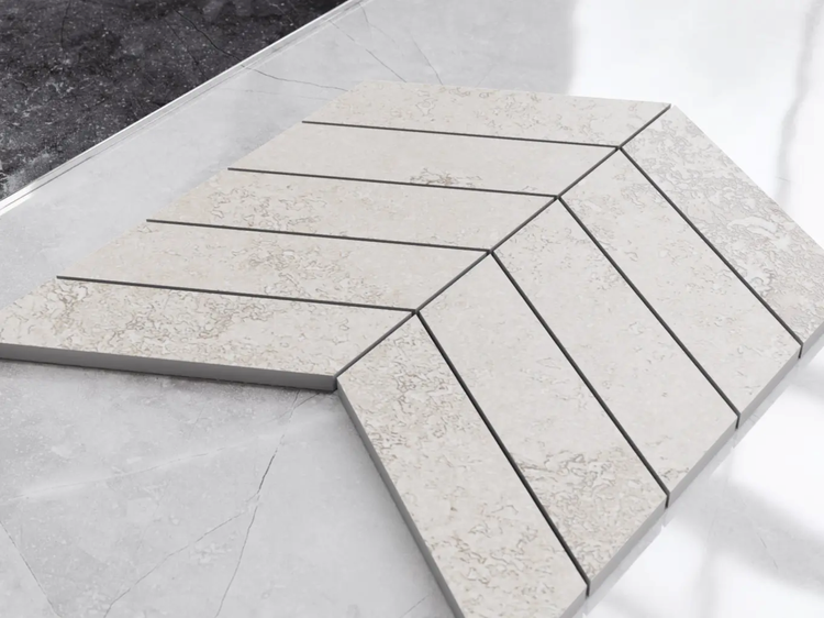 Mosaikfliesen im Chevron Muster mit Steinoptik und strukturierter Oberfläche in Hellbeige.