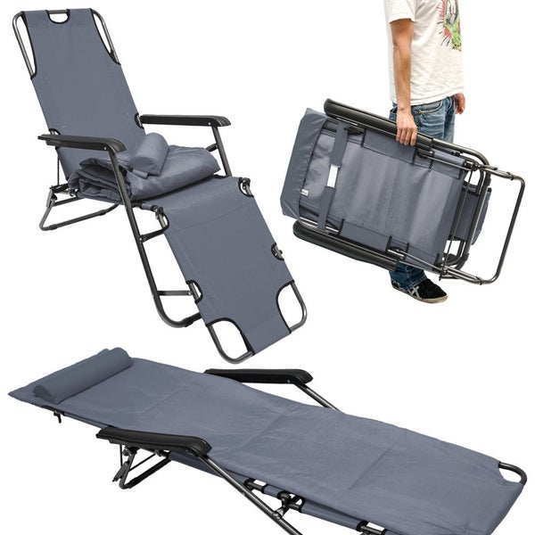 Zusammengeklappter Bollerwagen wird von einer Person getragen.