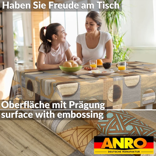 Frau und Kind an einem Tisch mit Tischdecke in Holzoptik. Detailansicht der geprägten Oberfläche. ANRO DEUTSCHE MANUFAKTUR Logo.
