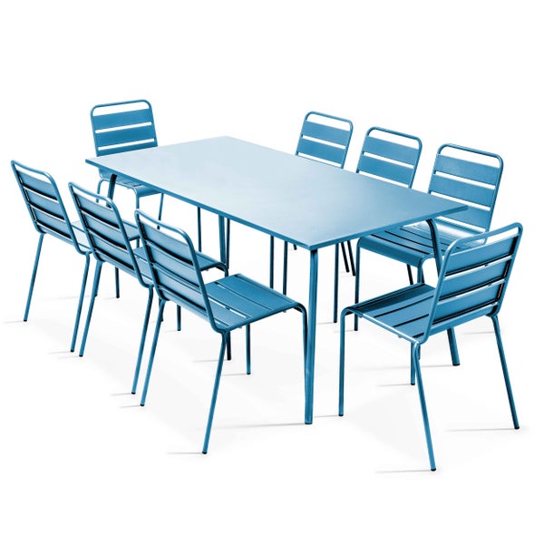 Gartenmöbel-Set aus Metall bestehend aus einem rechteckigen Tisch und acht Stühlen mit Rückenlehnen in Latten-Optik.