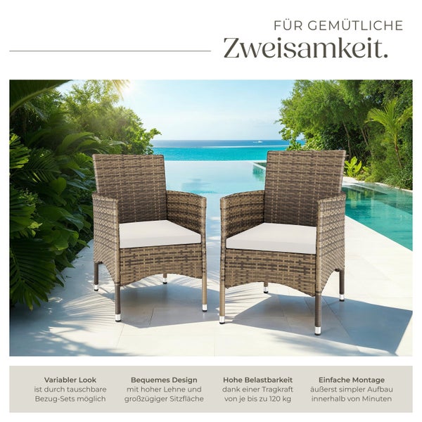 Zwei Rattansessel mit Polsterauflagen auf einer Terrasse nahe einem Pool für entspannte Stunden im Freien.