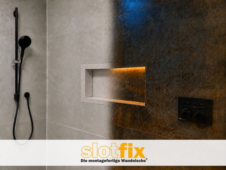 Moderne Dusche mit integrierter Wandnische, Duschstange und Unterputzarmatur von Slotfix fuer ein strukturiertes Badezimmerdesign.