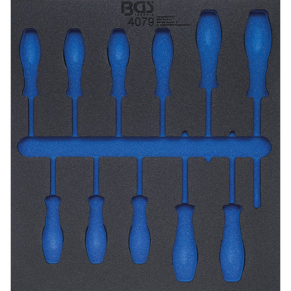 Rundes Badefass aus Holz mit Einstiegstreppe auf einer beleuchteten Holzterrasse mit Sofa, Laternen und Pflanzen im Garten bei Dämmerung.