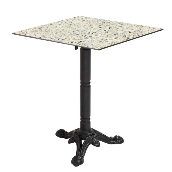 Quadratischer Bistrotisch mit Tischplatte in Steinoptik und verziertem Gusseisengestell.