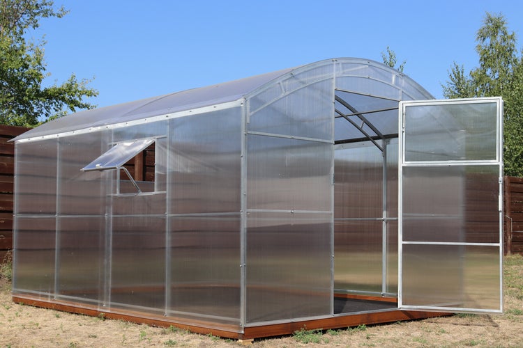 Gewächshaus mit Polycarbonatplatten und geöffneter Tür