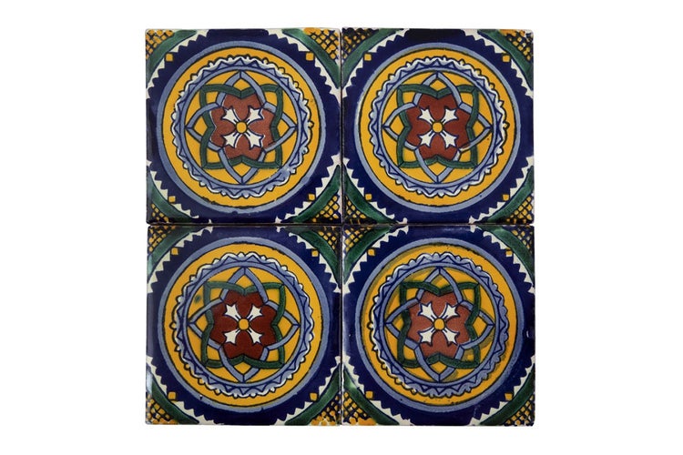 Vier dekorative Fliesen mit floralem Muster
