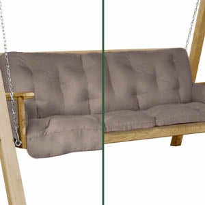 Gepolsterte Auflage in Taupe für eine Hollywoodschaukel aus Holz mit gesteppter Oberfläche.
