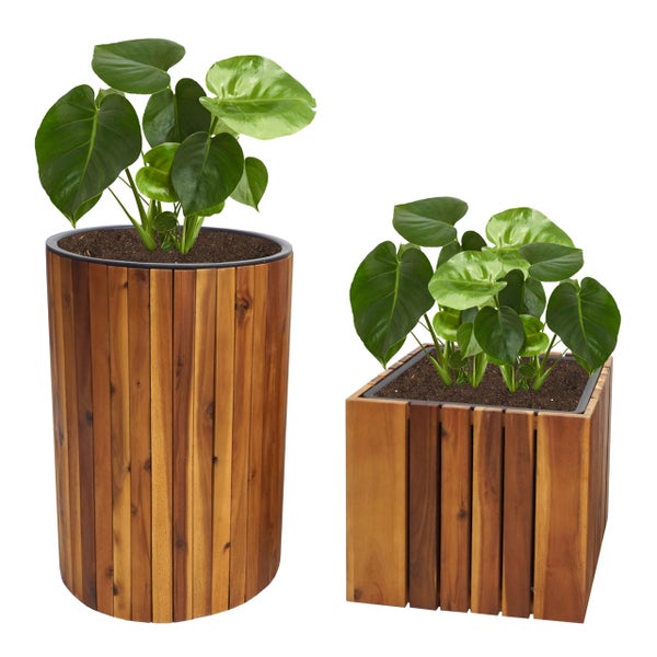 Zwei Pflanzgefäße aus vertikalen braunen Holzlatten, ein runder hoher und ein quadratischer Topf, bepflanzt mit grünen Monstera-Pflanzen.