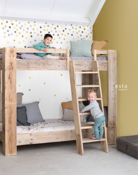 Holzbett mit zwei Etagen mit Kindern im Zimmer
