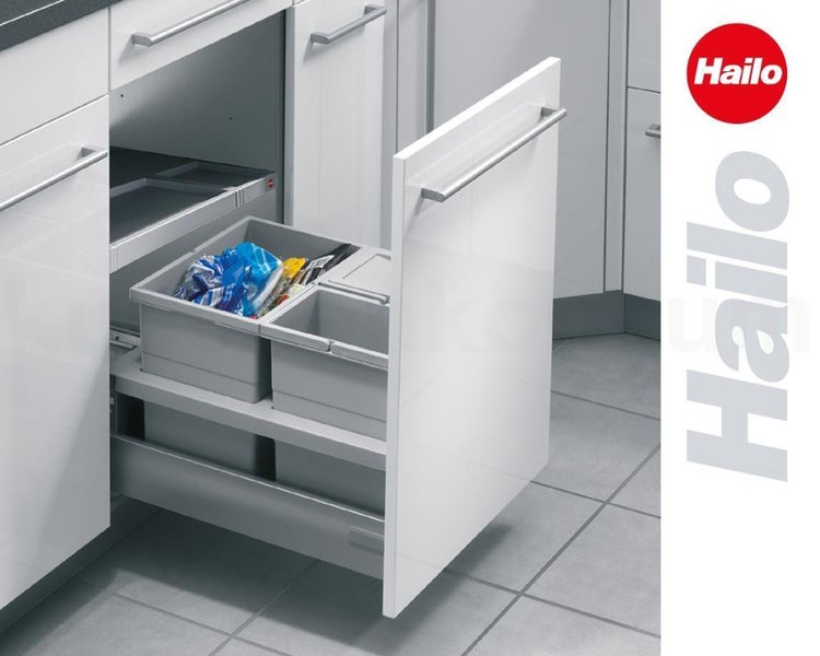 Abfalltrennsystem in einer weißen Küchenschublade zum Ausziehen mit grauen Kunststoffeimern zur Mülltrennung, Hailo Logo.