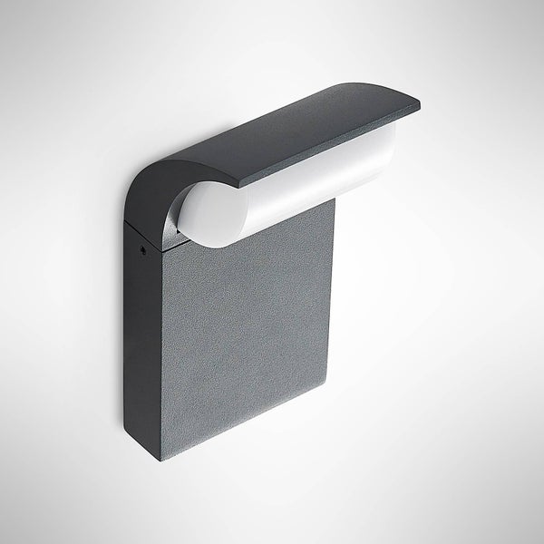 Tischleuchte mit grauem Schirm und Holzfuß auf einem Tisch