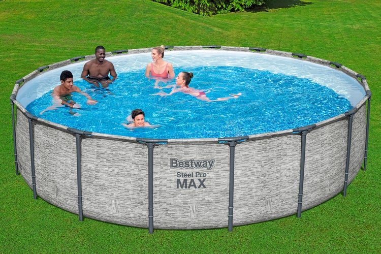 Bestway Steel Pro MAX runder Aufstellpool in Steinoptik mit Stahlrahmen auf einem Rasen, in dem mehrere Personen schwimmen.