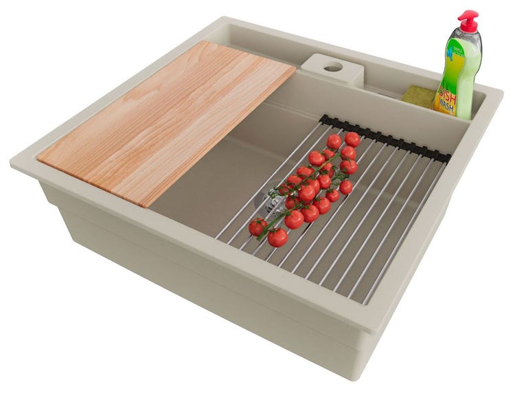 Spüle mit Schneidebrett, Abtropfgestell, Spülmittel und Tomaten