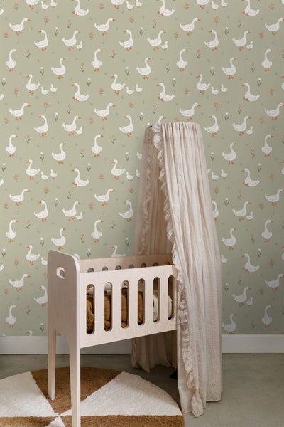 Kinderzimmer mit Gänsetapete, Babybett mit Baldachin und Teppich