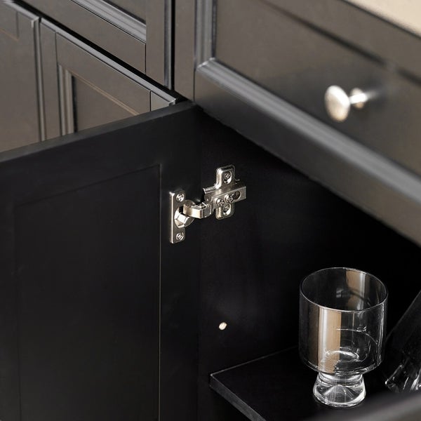 Detailaufnahme eines Badezimmerschranks mit offenem Fach, Scharnier und Glas