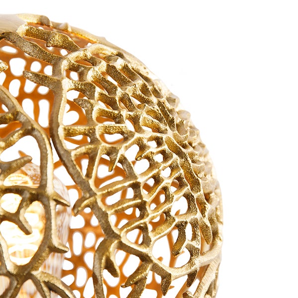 Dekorative goldfarbene Leuchte mit durchbrochenem Design.