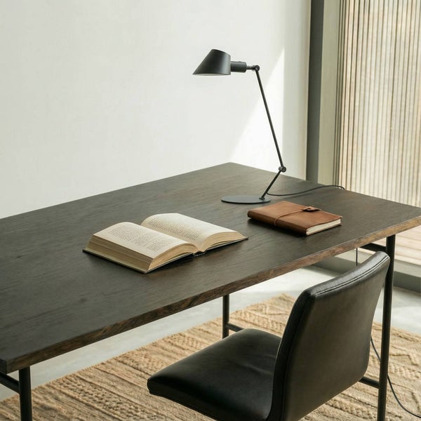 Szene mit Schreibtisch, Buch, Notizbuch, Schreibtischlampe und Stuhl