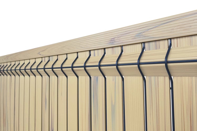 Detailansicht eines Holzzauns mit Metallelementen