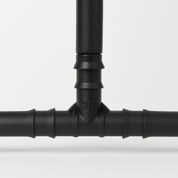 Detailansicht eines schwarzen T-Stücks aus Kunststoff für Bewässerungssysteme mit geripptem Schlauchanschluss und Nummer 312.