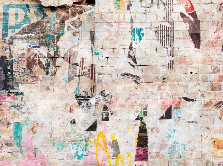 Fototapete mit Motiv einer Ziegelwand mit Resten von abgerissenen Plakaten im urbanen Industriedesign.