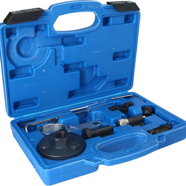 Werkzeugsatz zur Motorreparatur im blauen Koffer