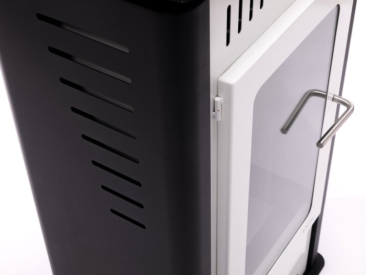 Detailansicht eines Kaminofens mit Sichtfenster, Griff und Belüftungsöffnungen