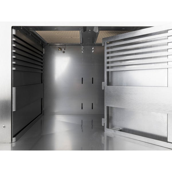 Edelstahl-Innenraum eines Oberhitzegrills mit Einschubschienen und Keramikbrennern an der Oberseite.