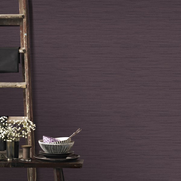 Nahaufnahme einer dunkel gemusterten Tapete mit Leiter und Dekorationsgegenständen