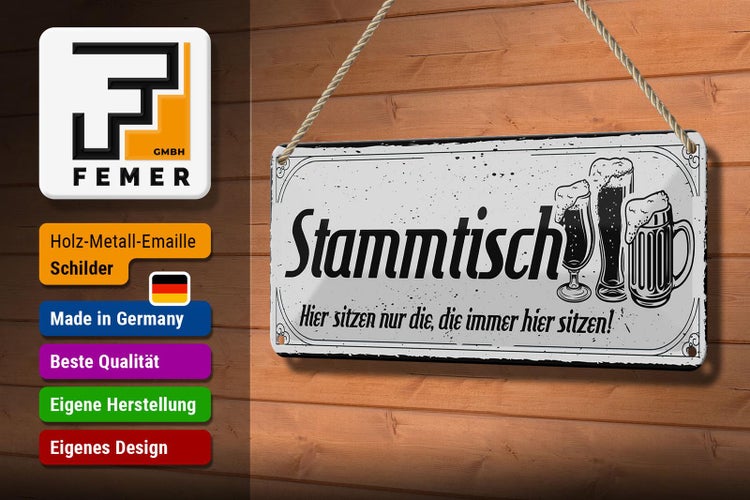 Dekoratives Stammtisch Schild mit Aufschrift und Bierglas Motiven