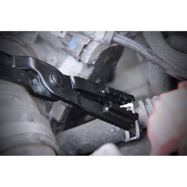 Zange zum Lösen von Steckverbindungen im Motorraum