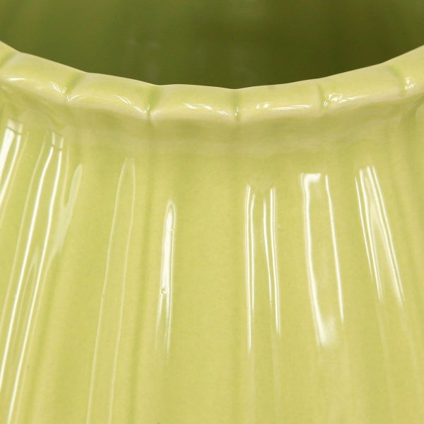 Detailaufnahme einer hellen Keramikvase mit gerippter Oberfläche