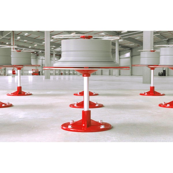 Mehrere höhenverstellbare Rohrstützen in einer Industriehalle.